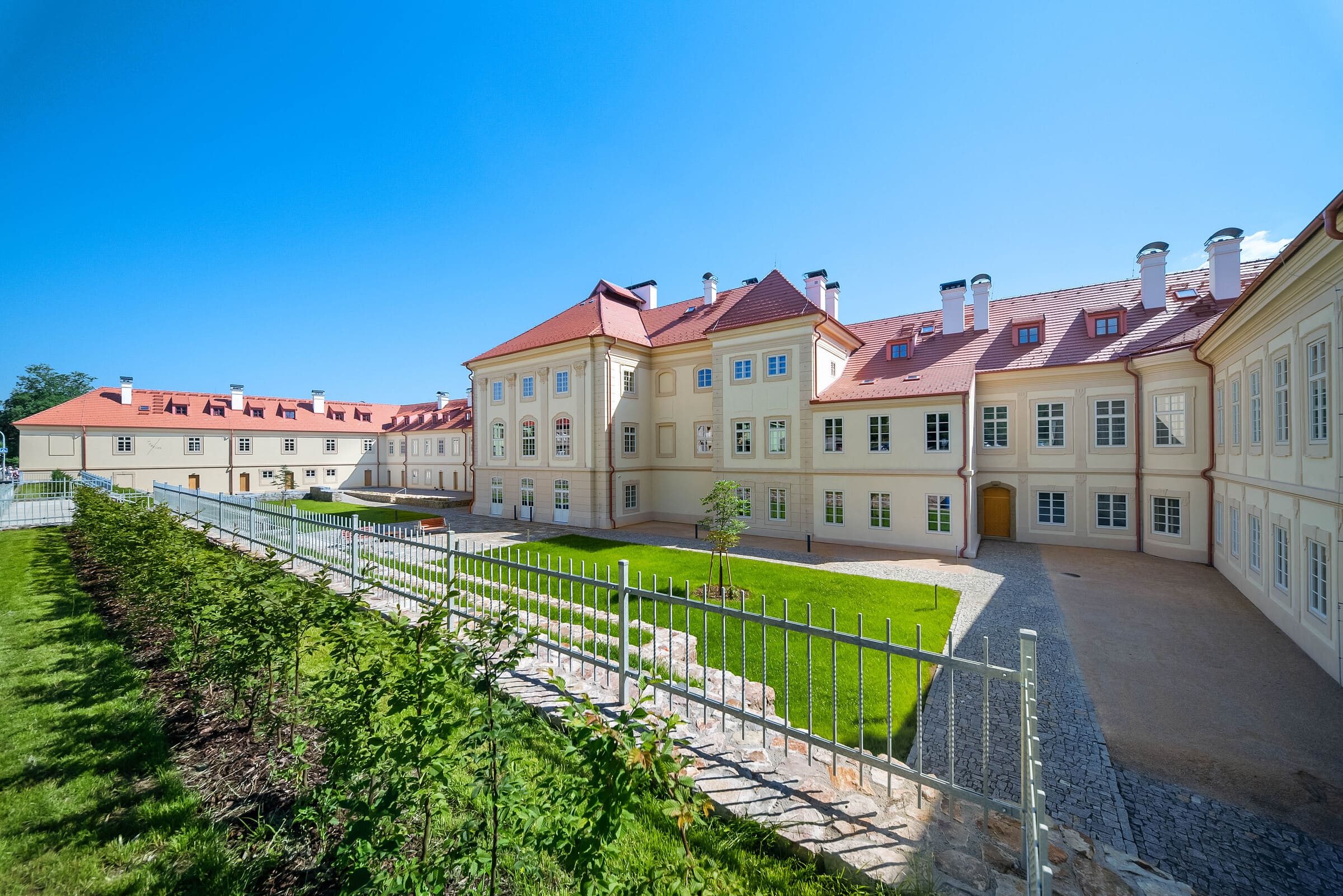 Vchod do Zámeckého Apartmánu Verde v zámku Jince