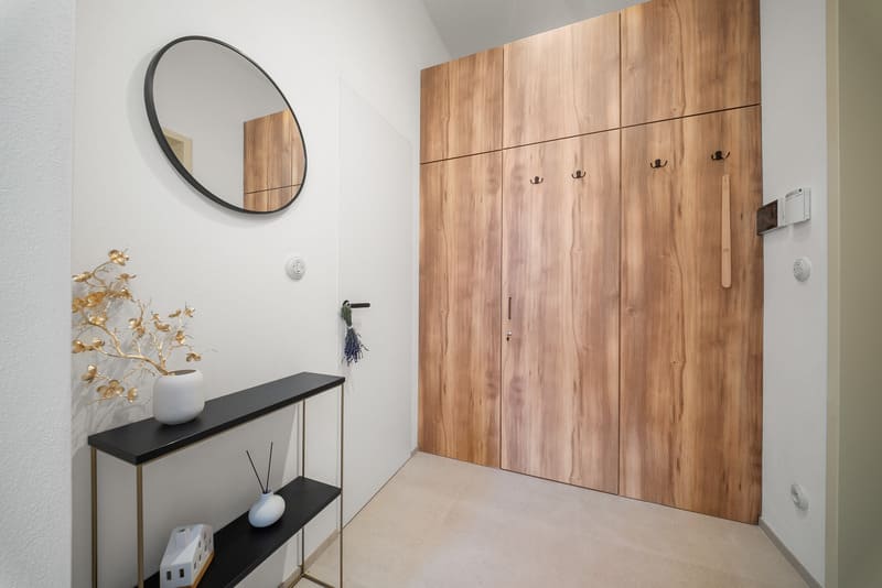 Vstupní chodba Zámeckého Apartmánu Verde v Jincích s šatní skříní