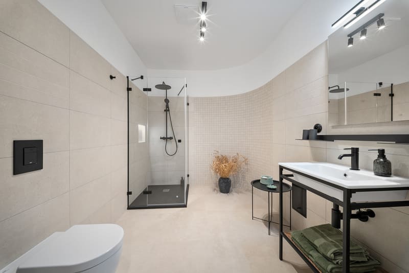 Koupelna se sprchovým koutem v Zámeckém Apartmánu Verde, Jince