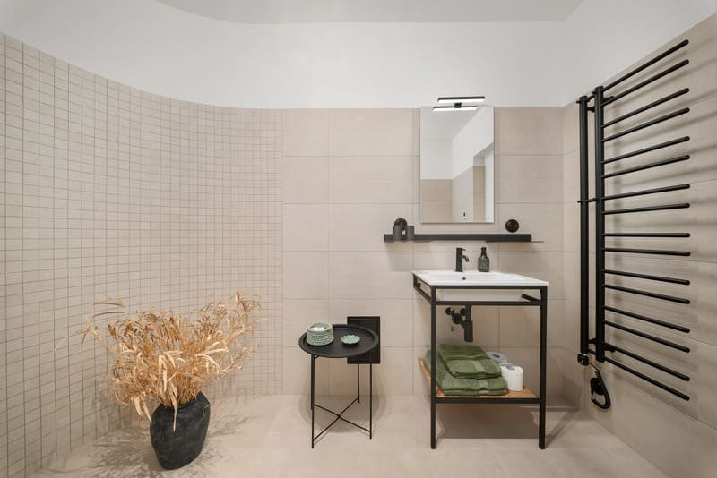Koupelna s umyvadlem a otopným žebříkem, Zámecký Apartmán Verde Jince