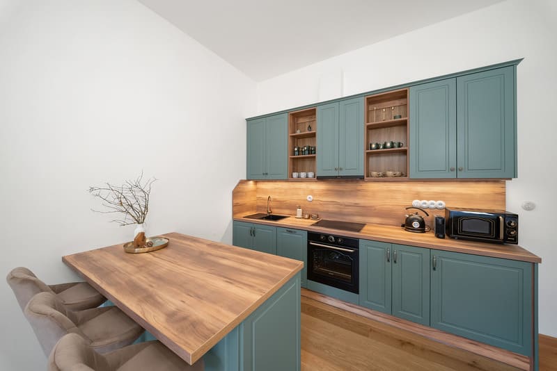 Kuchyň s jídelním stolem v Zámeckém Apartmánu Verde, Jince