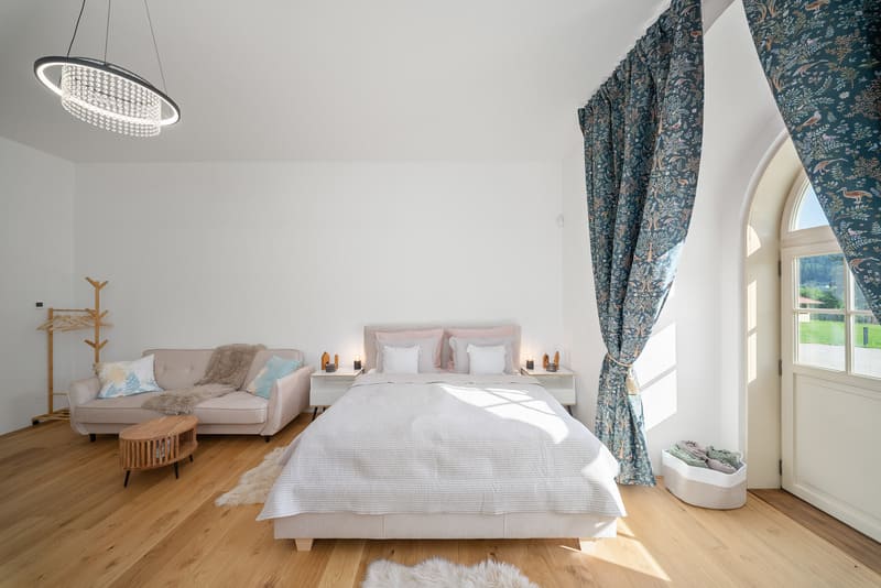 Obytný prostor s pohovkou v Zámeckém Apartmánu Verde, Jince