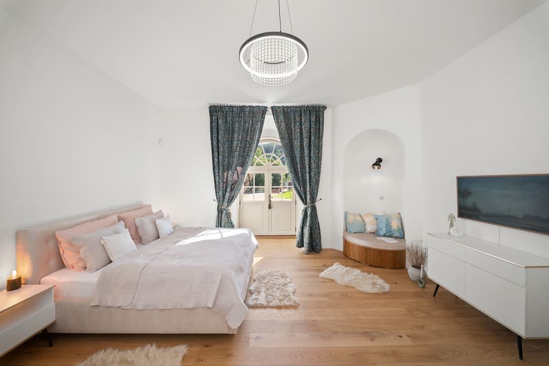 Ložnice Zámeckého Apartmánu Verde s výhledem na zámecké zahrady Jince
