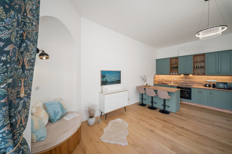 Obývací prostor s barovým pultem a kuchyní, Zámecký Apartmán Verde Jince