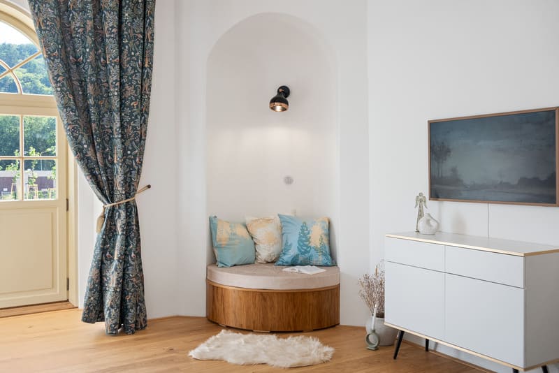 Sedací výklenek v Zámeckém Apartmánu Verde, Jince