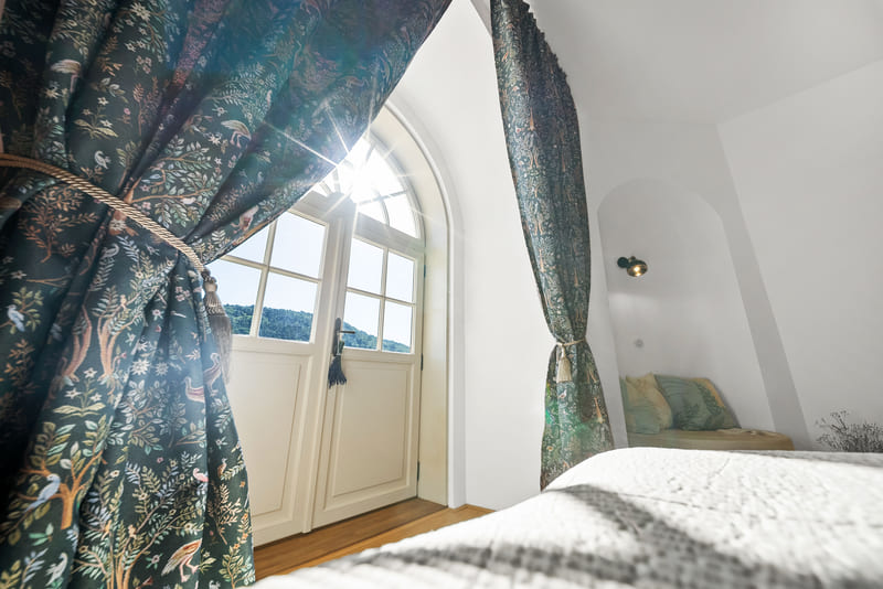Výhled na zámecké zahrady Jince ze Zámeckého Apartmánu Verde