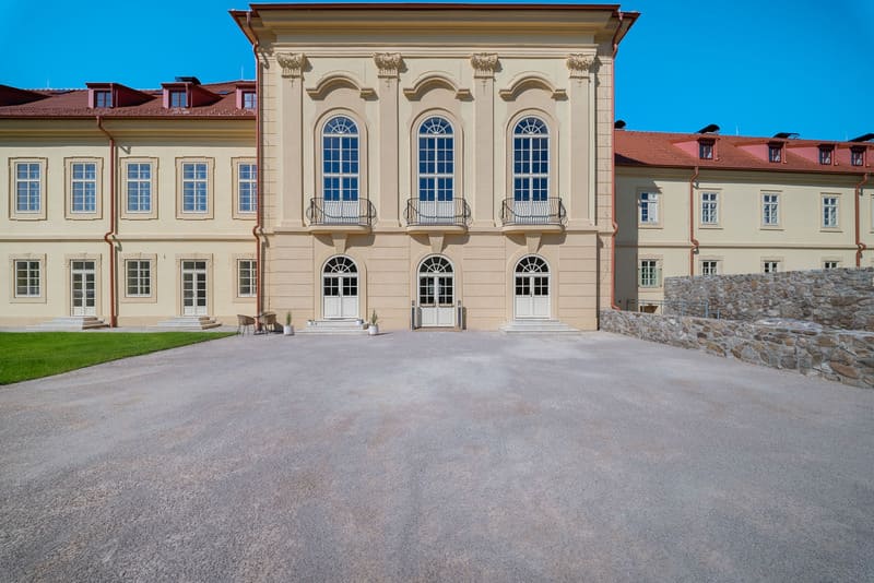 Historická fasáda zámku Jince